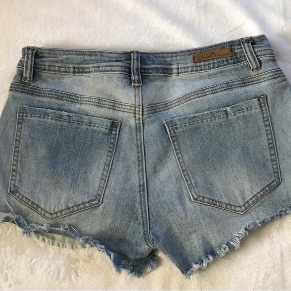 Almost Famous Distressed Denim Shorts Embroidered Pockets Junior Sz 7 Mid Rise - Picture 9 of 12